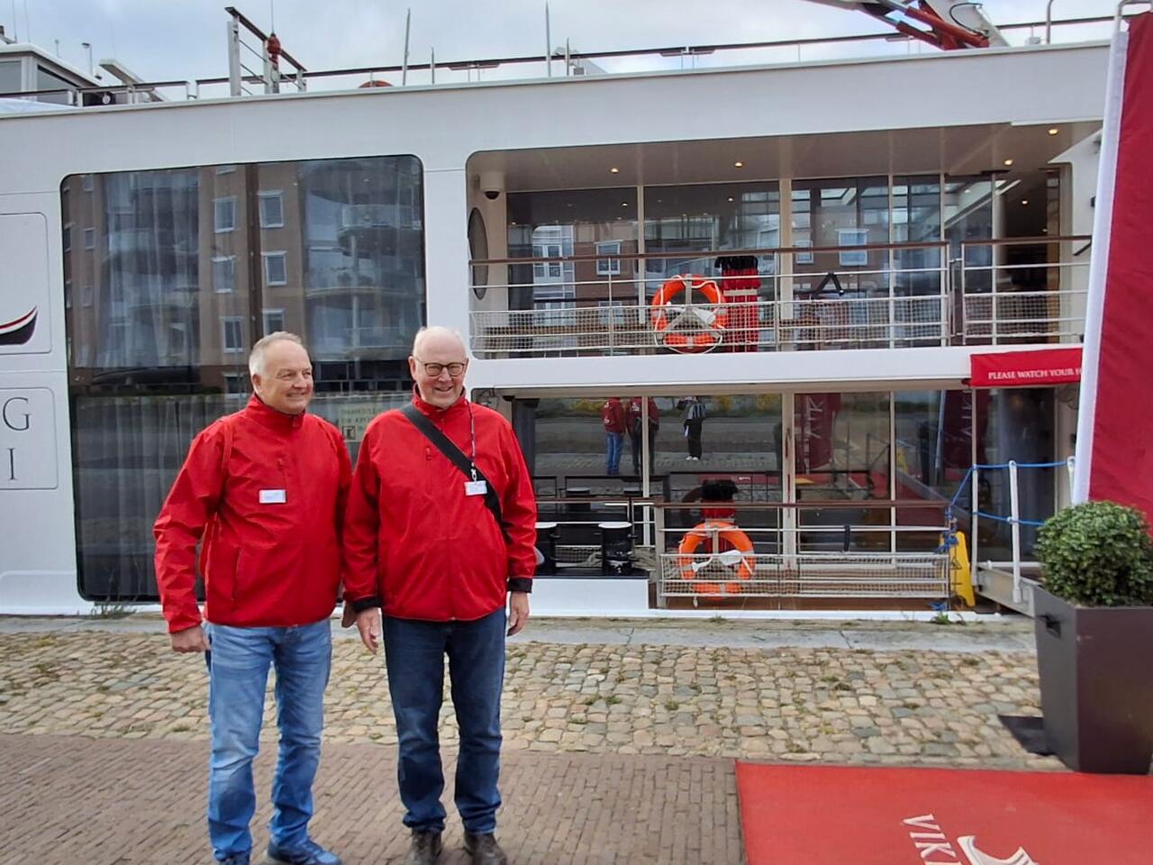 Gidsen bij cruiseschip